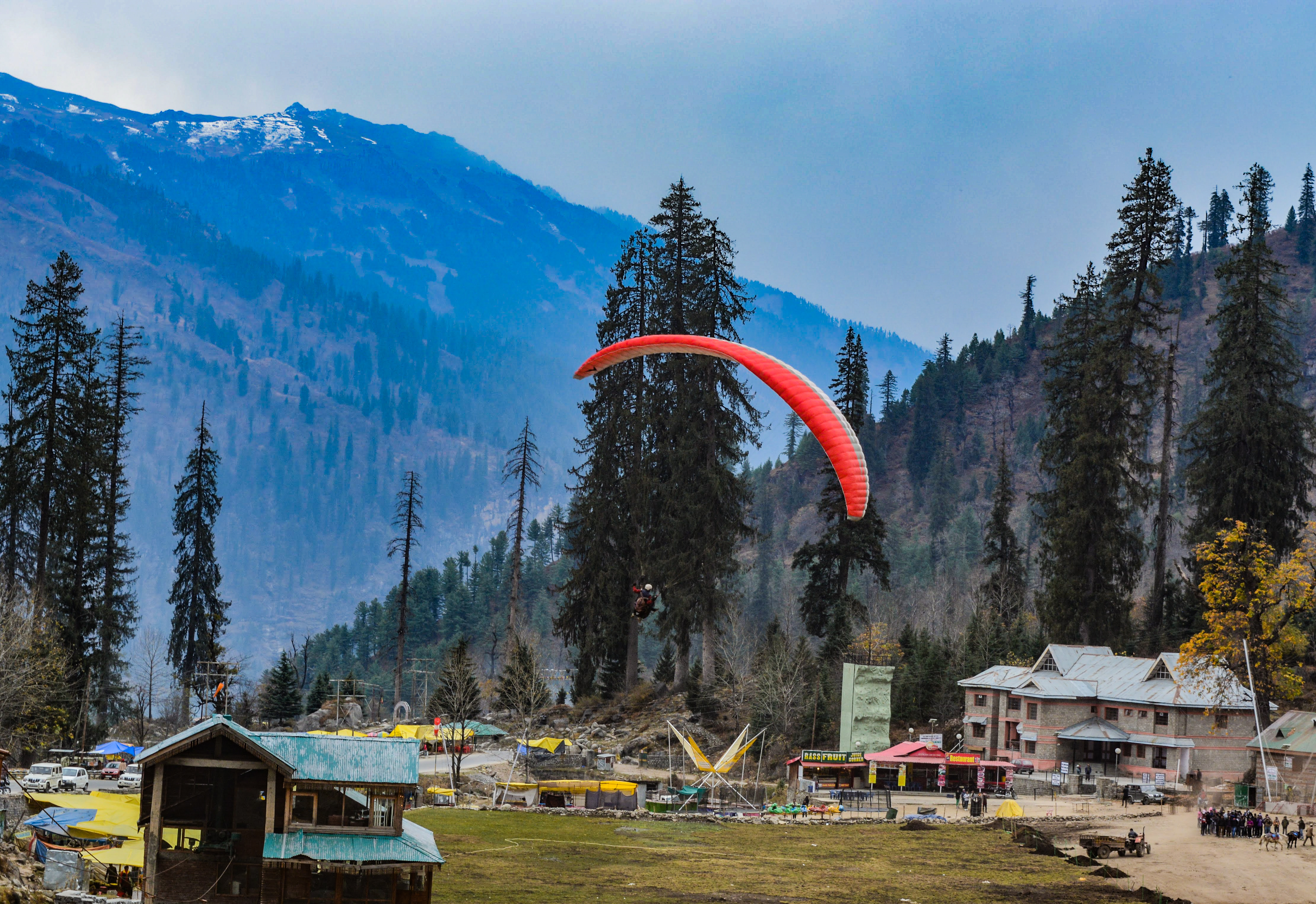 Paragliders at Solang Valley, Manali - Madhumita Das, CC BY-SA 4.0